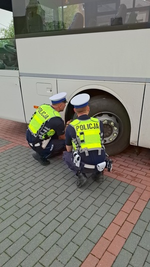 policjanci kontrolują kierowcę oraz autobus szkolny.