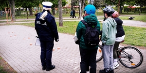 policjantka z dziećmi