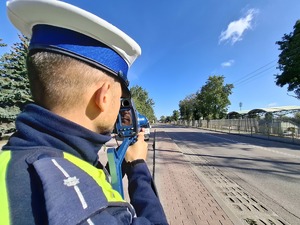 Policjant mierzący prędkość