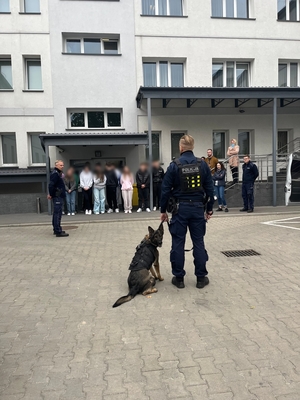 Młodzież w jednostce policji