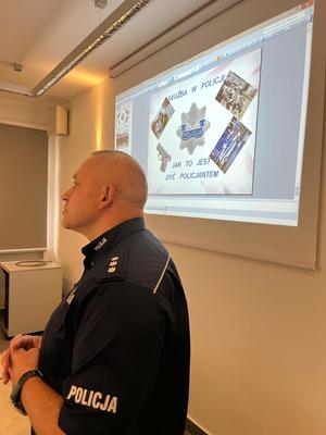 Młodzież w jednostce policji