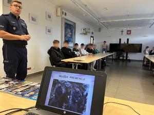 Młodzież w jednostce policji