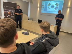 Młodzież w jednostce policji