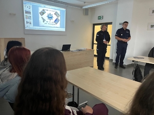 Młodzież w jednostce policji