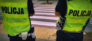 policjanci przy przejściu dla pieszych