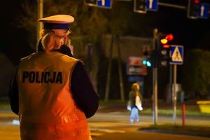 policjantka nocą przy przejściu dla pieszych