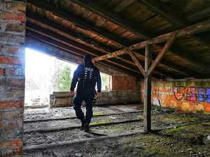 policja sprawdza pustostany