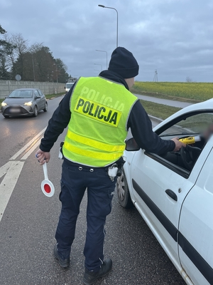 policjanci badają stan trzeźwości