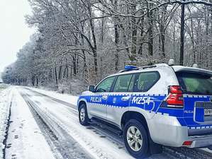 policyjny radiowóz zimą