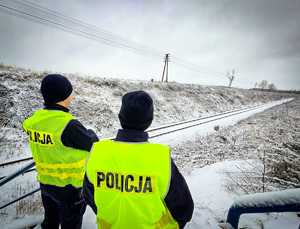 policjanci przy torach