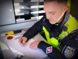 kontrola, policjant pisze dokumenty