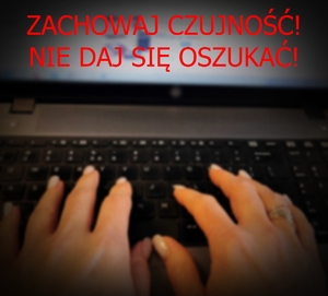 dłonie na klawiaturze i napis zachowaj czujność nie daj się oszukać