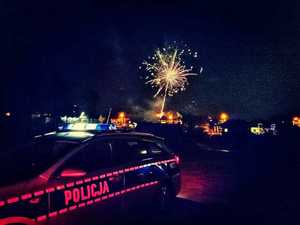 radiowóz i fajerwerki na niebie