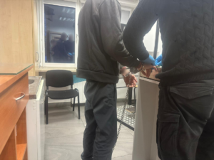 policjanci prowadzą zatrzymanego