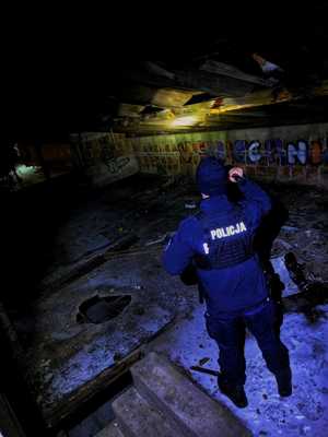 policjant sprawdza pustostan