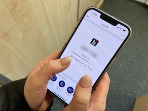 dłoń trzymająca telefon z kodem blik na wyświetlaczu