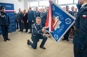 pożegnanie komendanta jednostki ze sztandarem