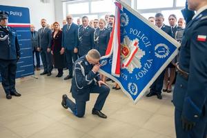 pożegnanie komendanta jednostki ze sztandarem