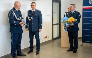 pożegnanie komendanta jednostki ze sztandarem