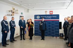 pożegnanie komendanta jednostki ze sztandarem