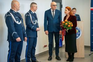 pożegnanie komendanta jednostki ze sztandarem