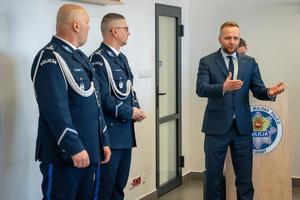 pożegnanie komendanta jednostki ze sztandarem