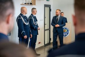 pożegnanie komendanta jednostki ze sztandarem