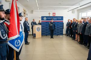 pożegnanie komendanta jednostki ze sztandarem