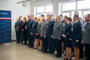 pożegnanie komendanta jednostki ze sztandarem