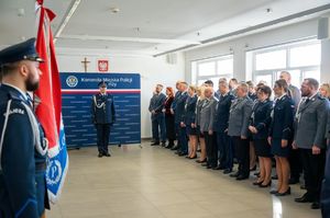 pożegnanie komendanta jednostki ze sztandarem