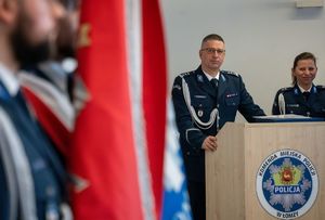 pożegnanie komendanta jednostki ze sztandarem