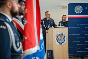 pożegnanie komendanta jednostki ze sztandarem