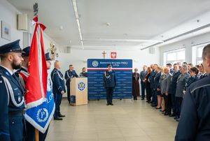 pożegnanie komendanta jednostki ze sztandarem