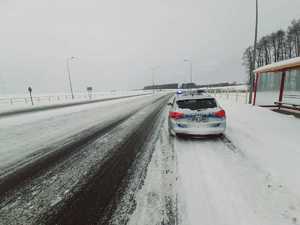 radiowóz na ośnieżonej drodze