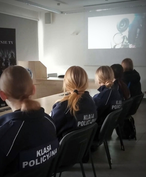 Wycieczka młodzieży w komendzie miejskiej policji