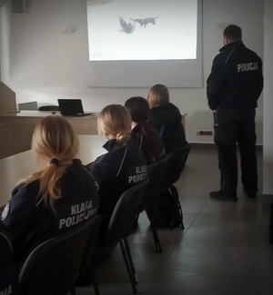Wycieczka młodzieży w komendzie miejskiej policji