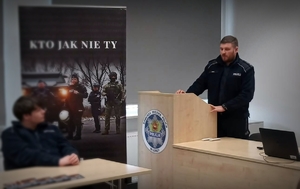 Wycieczka młodzieży w komendzie miejskiej policji