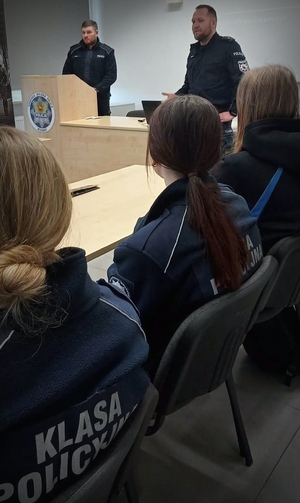 wycieczka młodzieży w komendzie miejskiej policji