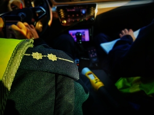 policjanci w radiowozie