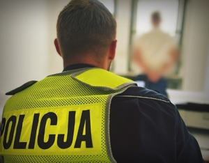 policjant przesłuchuje zatrzymanego