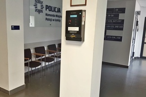 ogólnodostępny alkomat w policyjnej poczekalni