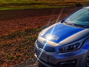 radiowóz na drodze polnej