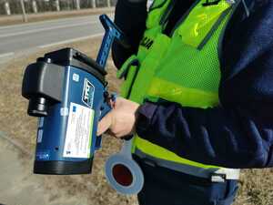 policjant z laserem z miernikiem prędkości