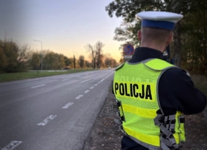 policjant mierzący prędkość pojazdu