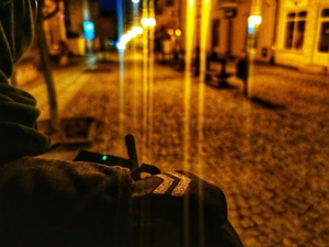 policjant nocą na ulicy