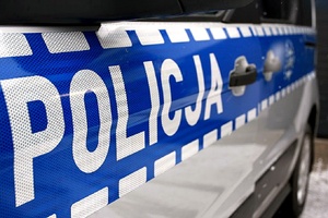 napis policja na drzwiach radiowozu