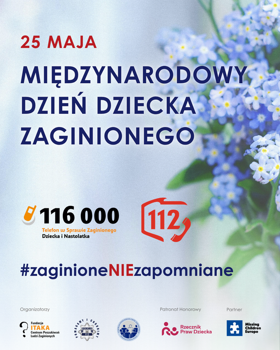 Zaginięcie dziecka to doświadczenie, którego nie da się porównać z niczym innym. Dla wielu osób wciąż kojarzy się ono z nagłą sytuacją – chwilą nieuwagi, tłumem ludzi, miejscem, w którym łatwo się rozdzielić. Tymczasem coraz częściej początek takiej historii wygląda inaczej. Zaczyna się dużo wcześniej i często… w telefonie. Dlatego polska Policja we współpracy z Fundacja ITAKA po raz kolejny prowadzi kampanię społeczną #zaginioneNIEzapomniane. Jej druga edycja potrwa od 18 do 25 maja i zakończy się w Międzynarodowym Dniu Dziecka Zaginionego. Tego dnia, podobnie jak w roku ubiegłym, budynki urzędów i instytucji w całej Polsce zostaną podświetlone na niebiesko. Ten kolor to symbol pamięci o dzieciach, które zaginęły, i wsparcia dla ich bliskich, którzy wciąż szukają. Patronat honorowy nad kampanią objęła Rzeczniczka Praw Dziecka Monika Horna-Cieślak.