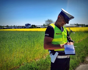 policjant pisze w notatniku