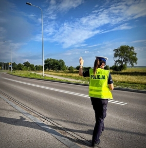 policjantka wstrzymująca ruch