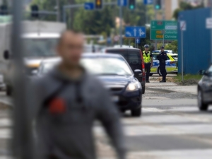 policjant i sokista na przejeździe kolejowym